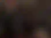 Je caresse ma bite en portant une combinaison moulante en caoutchouc noir. Je regarde ta maîtresse en latex traire cette bite. Je caresse.