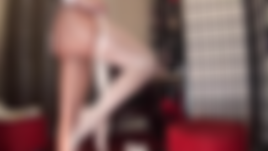 Une déesse perverse avec une capuche en latex blanc, des gants et des couches de collants qui donne à votre bite d'esclave la traite dont elle a tant besoin.
