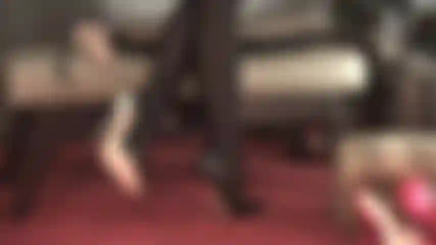 Des collants noirs brillants et des talons hauts noirs, parfaits pour le culte. La brillance de ces collants en élasthanne met en valeur les pieds magnifiquement cambrés et les mollets sexy de ma maîtresse.