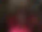 Une dame en noir - jambes pendantes, collants, fétichisme des pieds.