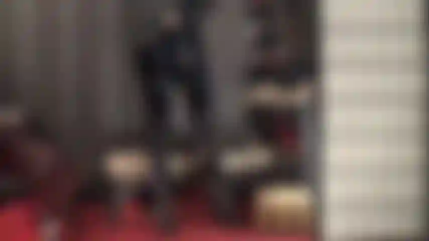 Fétichiste et branlette gantée en vinyle brillant - maîtresse vivian en pvc noir brillant traite votre bite d'esclave dure et palpitante.