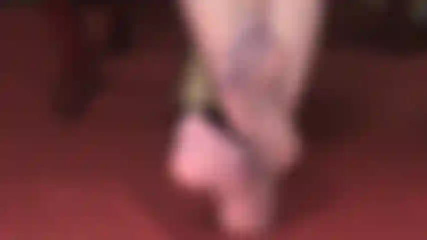 De jolis pieds dans des collants transparents lavande, caressés par des gants en satin lavande soyeux.