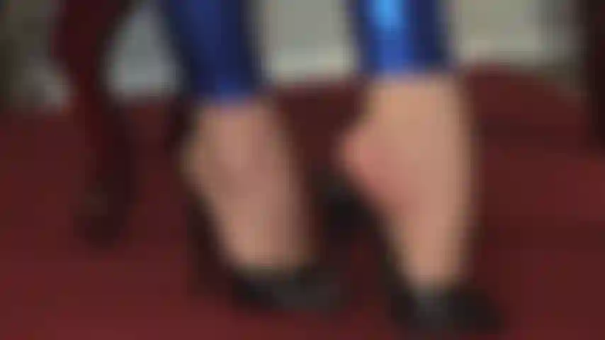 Un culte intense des pieds et des talons hauts dans des mules en cuir noir - la maîtresse comprend votre amour pour ses pieds magnifiquement cambrés dans des talons aiguilles sexy.