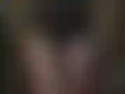 J'ai un faible pour les culottes en dentelle. Ma maîtresse te taquine et te torture avec son fétichisme pour les culottes en dentelle, en en superposant plusieurs par-dessus des collants. Combien de fois peux-tu te laisser aller à ce cul parfait ?