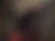 Cheveux courts, manteau de fourrure, cuissardes en cuir et énorme gode-ceinture noir. Maîtresse a l'air supérieure dans ce manteau luxueux, avec des lunettes de soleil et des bottes hautes.