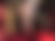 Une séduisante allumeuse en bas à coutures nude et porte-jarretelles sur des collants soyeux. Les couches sont si tentantes que tu pourrais glisser ta bite douloureuse entre elles…