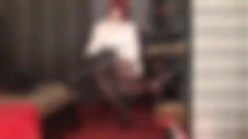 Maîtresse vivian caresse ta bite sur ses jambes parfaites en collants.