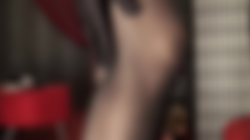 J'aime les jambes en collants soyeux et les talons ?