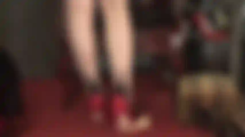 Je piétine une bite et je passe d'un collant nude avec couture noire à une paire noire avec couture rouge.