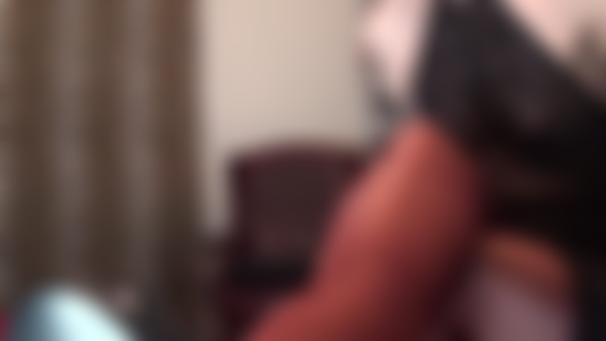 Maîtresse sait ce que vous voulez vraiment... C'est voir ces mules en cuir sexy pendre devant votre visage pour que vous puissiez sentir ces merveilleux pieds.