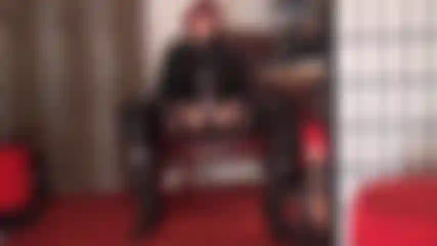 Une allumeuse à strapon en bas et bottes hautes - maîtresse vivian vous a fait craquer pour sa grosse bite, elle la caresse lentement... Directement dans ta bouche de pute ouverte.