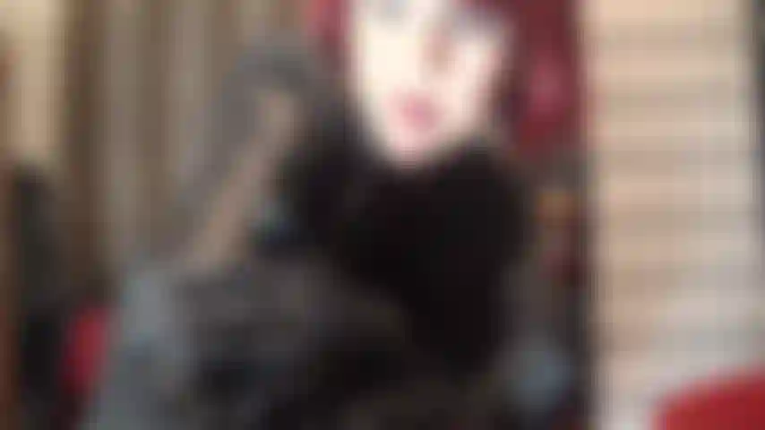 Maîtresse vous a séduit par son magnifique cul en cuir noir et collants. Elle a l'intention de tirer la dernière goutte de sperme de votre bite d'esclave endolorie.