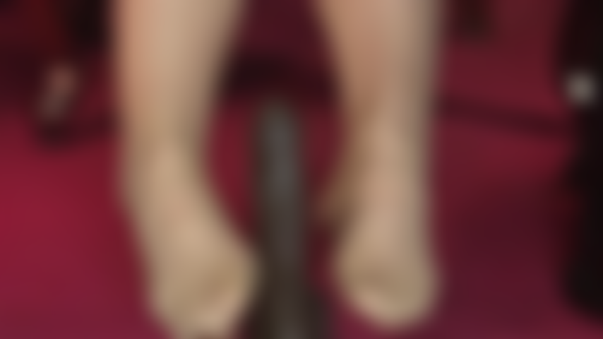 Des collants bronzés sexy, des pieds caressant une bite noire.