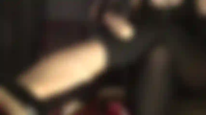 Ces leggings et ces gants vont bien te traire - les jambes de la maîtresse sont tellement baisables dans des leggings en nylon noir opaque.