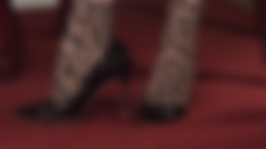 La perfection des talons hauts brillants - portant une paire de collants à imprimé léopard, ma maîtresse modèle ses escarpins noirs vernis brillants.