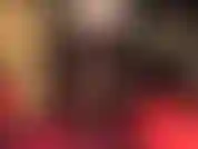 Fétichiste des jambes croisées en collants marron foncé opaques et escarpins à talons en acier.