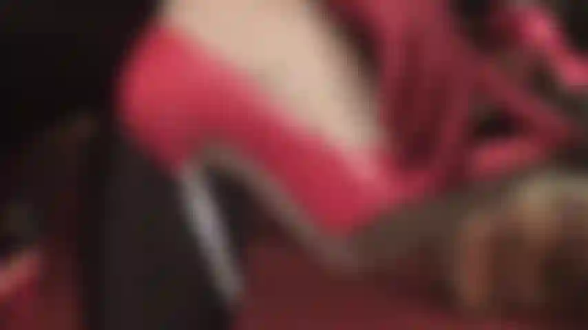 Cette allumeuse lente et extrêmement sensuelle avec des gants rouges sur des escarpins vernis à talons en acier rouge assortis vous fait supplier, baver, désirer, vouloir, avoir besoin... Une seule chose : être sous ses talons et ses pieds.