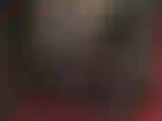 Vêtue de cuir, de gants, de bottes, d'une jupe, d'un long manteau. Incroyablement belle.