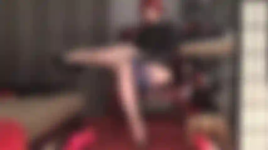 Combien de temps vas-tu tenir ? Ta bite est coincée entre les jambes en collants de la maîtresse, traite avec la douceur lisse d'une culotte en satin bleu foncé.