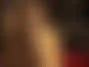 Ça ne brille jamais trop ! C'est pourquoi maîtresse vivian ajoute une autre couche de collants brillants et caresse ses longues jambes sexy et ses magnifiques pieds avec des gants en satin soyeux.