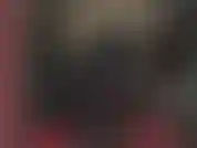 Gants en latex et strapon noir - maîtresse entièrement habillée de caoutchouc noir taquinant avec ses gants et sa grosse bite.