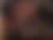 Un strapon recouvert de nylon et un culte du cul dans un pantalon et des gants en satin, des collants et de hautes bottes brillantes.