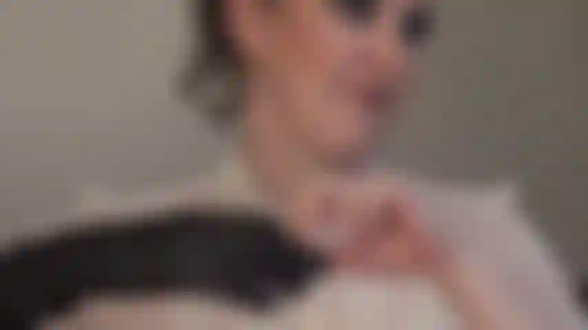 Comme une seconde peau – fétichisme des gants en cuir. Ce sont les magnifiques gants en cuir serrés et non doublés de maîtresse vivian, en noir et blanc. Vénérez ses mains dans ces magnifiques paires de gants.