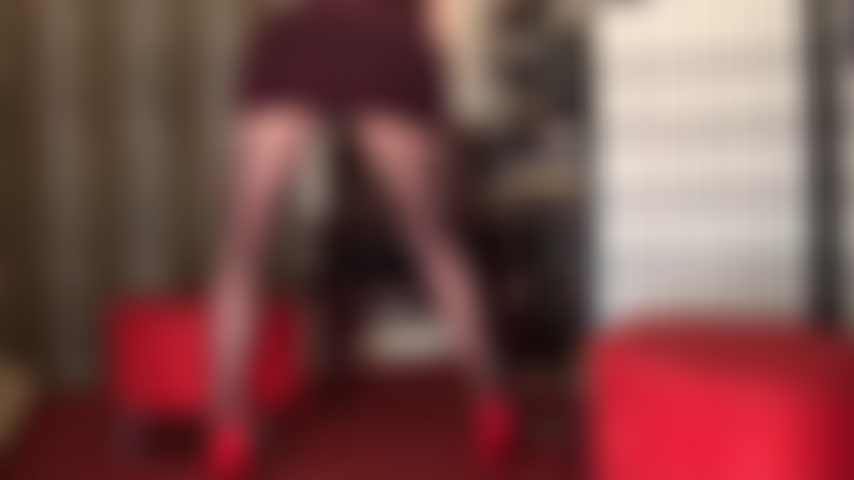 De magnifiques collants à motifs en dentelle - adorez les merveilleuses longues jambes et le cul de votre déesse dans cette belle paire de collants.