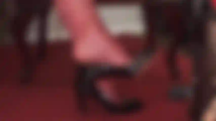 Des escarpins vernis brillants et suspendus - laissez-vous aller à votre fétichisme des chaussures pendant que votre maîtresse fait pendre deux paires différentes de talons hauts, une paire d'escarpins à pompons gucci et des peeptoes à talons aiguilles.