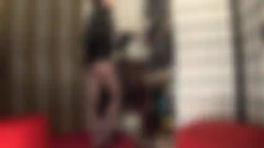 Short chaud, collants, bottes en cuir jusqu'aux genoux, gants et veste courte - nourrissant votre addiction à mon cul et à mes jambes.