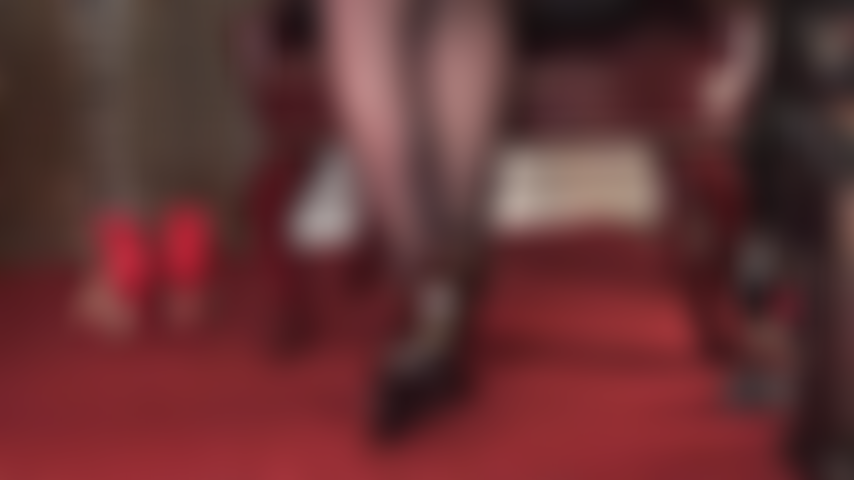 Voûtes hautes, collants, adoration des pieds dans de jolis escarpins en cuir prada.