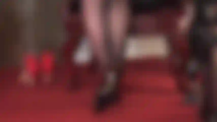 Voûtes hautes, collants, adoration des pieds dans de jolis escarpins en cuir prada.