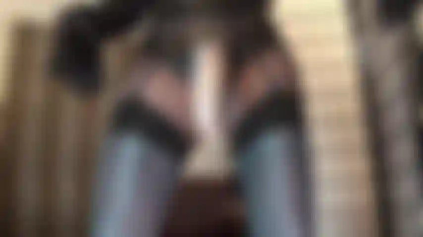 Un gros gode ceinture savoureux, des bas brillants et des bretelles - maîtresse vivian vous nourrit de son gros gode ceinture blanc stryker.