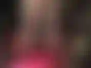 Je branle mon strapon, j'adore mon cul - pendant que tu t'agenouilles derrière moi en adorant mes jambes et mon cul en nylon, je caresse ma bite noire de 20 cm avec des gants en cuir.