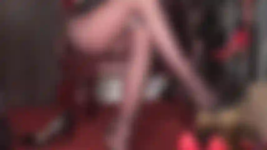 Ta bite est coincée entre les cuisses croisées en nylon de ta maîtresse sans issue jusqu'à ce qu'elle ait extrait tout ton sperme. Que ce soit avec ses talons aiguilles, ses gants ou une brosse en métal... Ta maîtresse obtient toujours ce qu'elle veut.