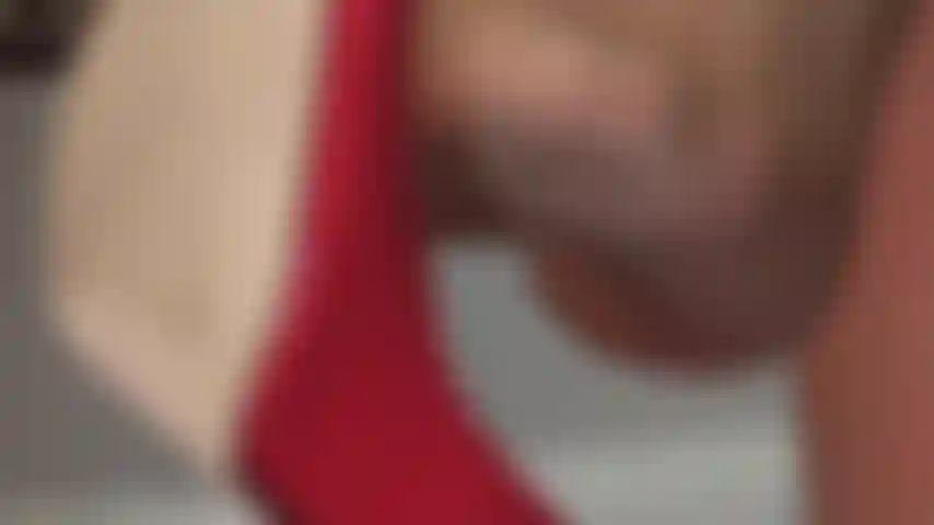 Je balance mes chaussures en gros plan ; ces talons aiguilles rouges sexy se balancent juste devant ton visage. Tu peux admirer de près leurs jolis orteils en nylon nude transparent, comme si tu pouvais respirer leur parfum enivrant.