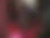 Un legging wetlook et une énorme bite blanche - le gros strapon de la maîtresse pend juste devant votre visage alors qu'elle vous taquine avec son cul fantastique dans un pantalon moulant.