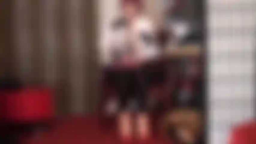 Les culottes en satin vous rendent faible. Exhibant sa collection de culottes soyeuses, ma maîtresse décide d'en prendre une belle paire fleurie. Une paire assortie est réservée à ta bite pour profiter d'une branlette en culotte satinée.