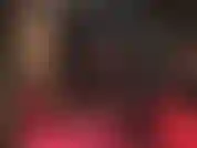 Des leggings moulants ou plutôt une jupe en latex super courte ? - Maîtresse taquine avec son cul fantastique dans un legging moulant en spandex avant d'enfiler une mini-jupe en caoutchouc moulante.