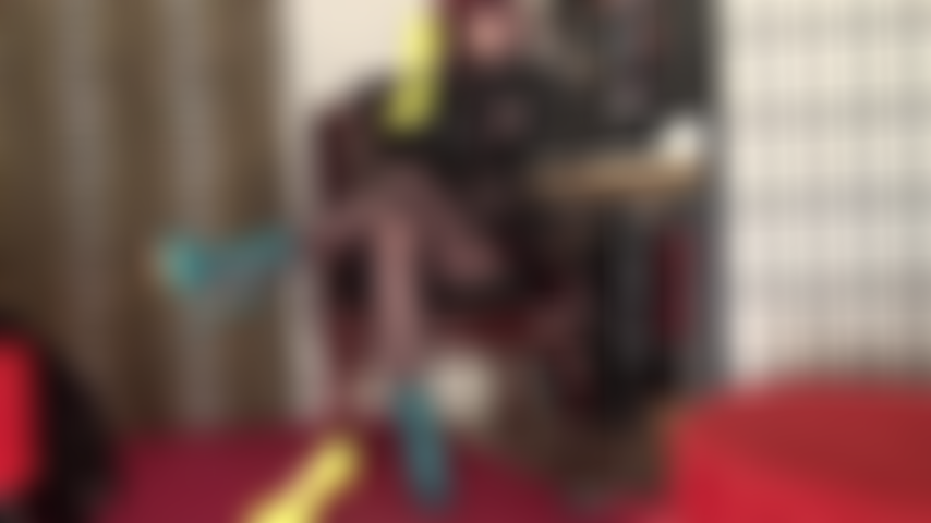 Heeljob - éjacule sur mes talons. Quand tu vois des talons colorés comme ceux-ci, tu veux frotter ta bite partout dessus, glisser dedans, traire par mes talons, juste entre mes pieds.