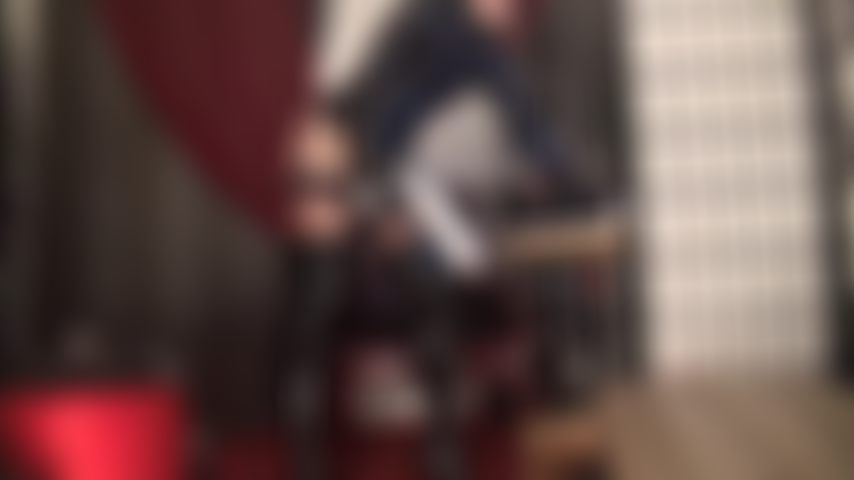 Des bas, des jarretelles, des bottes au-dessus du genou, du pvc et une énorme bite, le surfeur anal argenté géant.