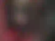 Le corps exquis d'une maîtresse de culte en latex noir moulant, collants noirs et bottes hautes brillantes au-dessus du genou.