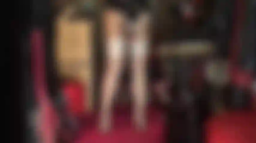 Enfile un bas nylon ou un collant sur tes mains et caresse-toi comme une maîtresse caresse son gode-ceinture. Finis-toi en éjaculant directement dans ta bouche. Ouvre-toi, salope !