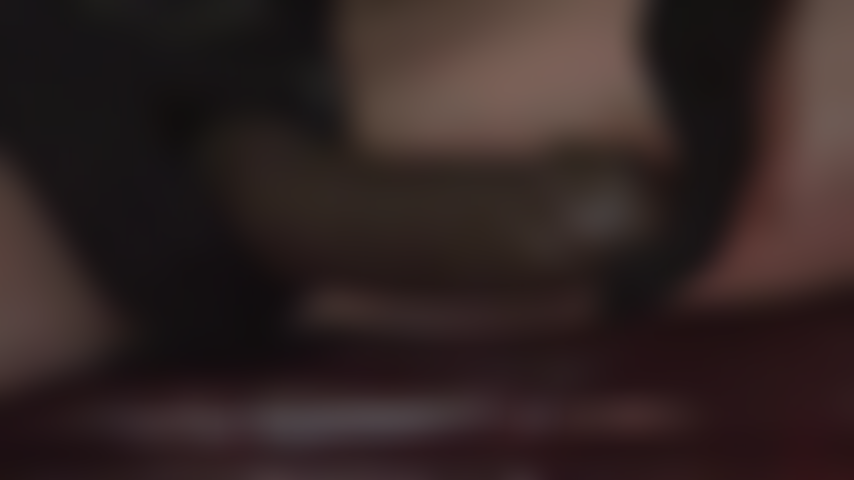 Une grosse bite noire t'attend ; maîtresse vivian a un de ses godes-ceintures bbc les plus épais qui attend ta bouche de pute. Avec ses 33 cm de long et près de 7,5 cm de large, celui-ci t'étirera.