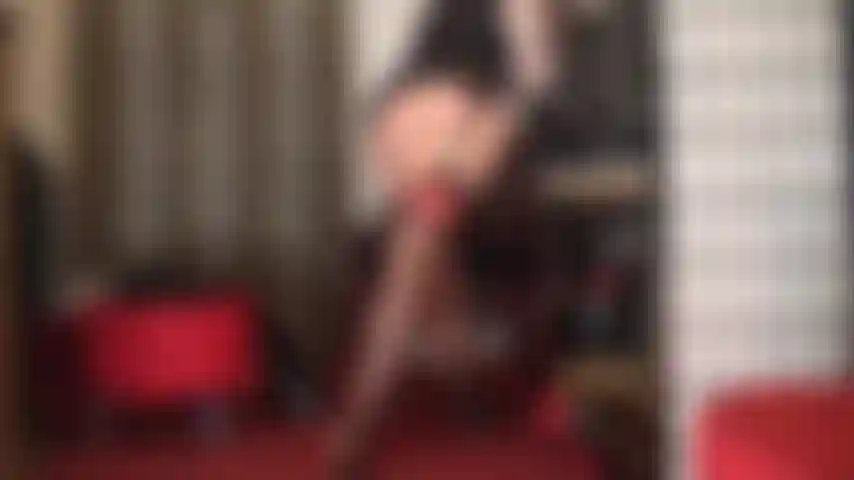 L'incroyable allumeuse de maîtresse en bas rouges, jarretières, hautes bottes brillantes et robe semi-transparente fera couler votre bite d'esclave et implorera d'être libérée.