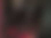 Fétichiste du pvc. Maîtresse vêtue de vinyle brillant. Vénérez mon cul et mes jambes dans ce pantalon moulant et brillant et ces bottes hautes. Mes gants sont parfaits pour taquiner votre bite d'esclave aussi.