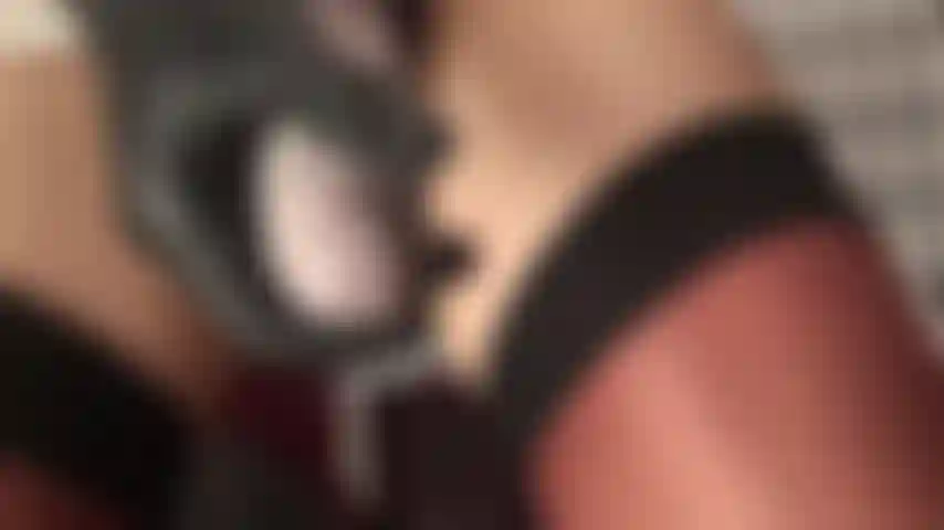 Gifles au visage, gifles à la bite, gorge profonde avec gode ceinture et cbt - la maîtresse donne à ta gorge et à ta bite inutile le traitement brutal qu'elles méritent.