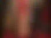 Cette mini-robe en latex rouge vif est illégalement courte, elle continue de remonter pour révéler mon cul sexy en collants nude en dessous. Embrasse mon cul en caoutchouc et bas !