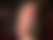 Adoration des pieds avec des ongles peints en rouge - la maîtresse taquine les valets de pied avec ses beaux pieds nus, ses semelles douces et ses jolis orteils, avec un strapon bbc en vue aussi.