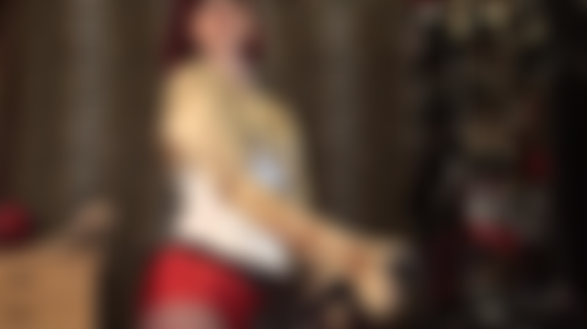 Le paradis des poules mouillées - la maîtresse vivian est vêtue de satin soyeux brillant alors qu'elle enfonce sa bbc dans la chatte de ton homme poule mouillée.